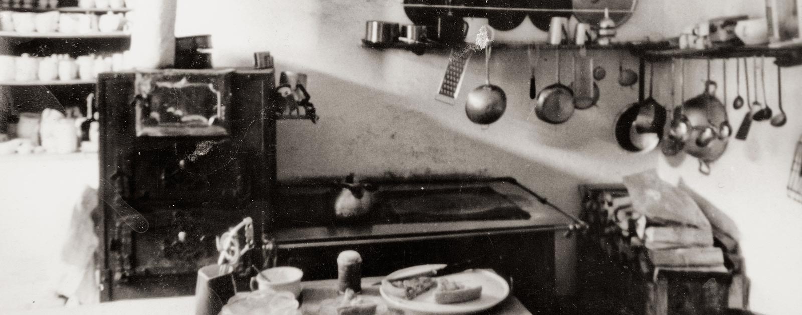 foto in bianco e nero della cucina dell'hotel Briol a Barbiano