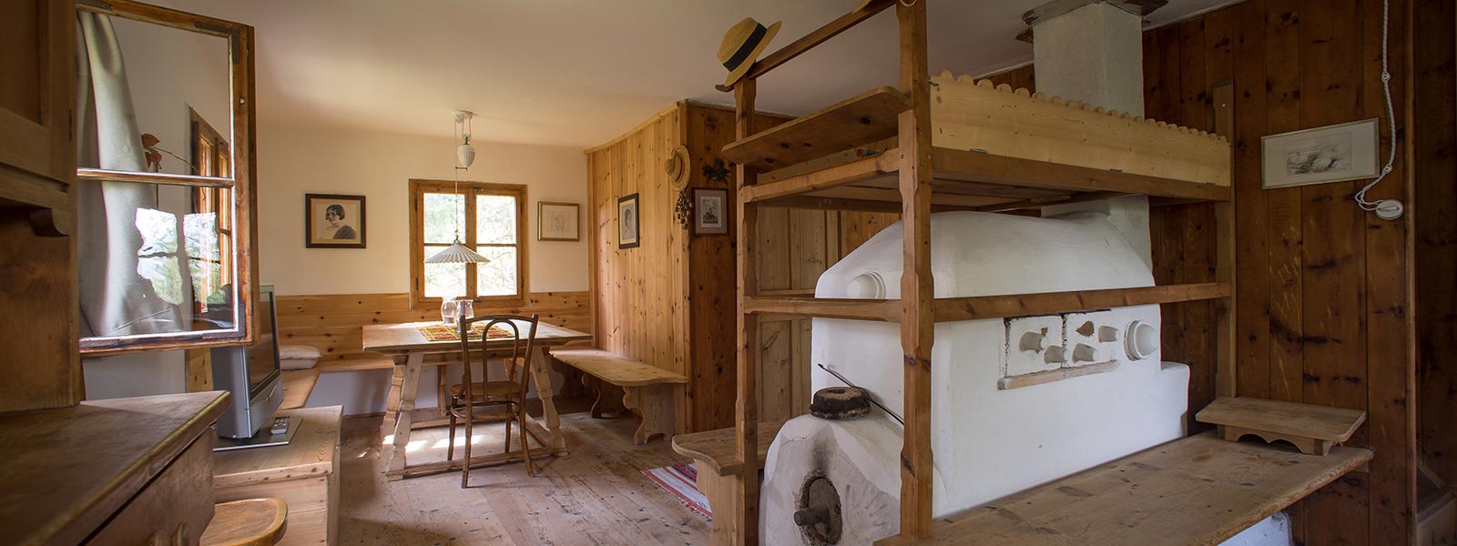 the traditonal, wooden furnished, "Stube" in "Mutterhäusl" at Hotel Briol in Barbiano