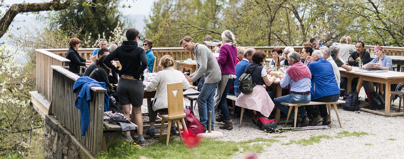 einige Menschen beim Mittagessen auf der Terrasse des Briol in Barbian im Sommer