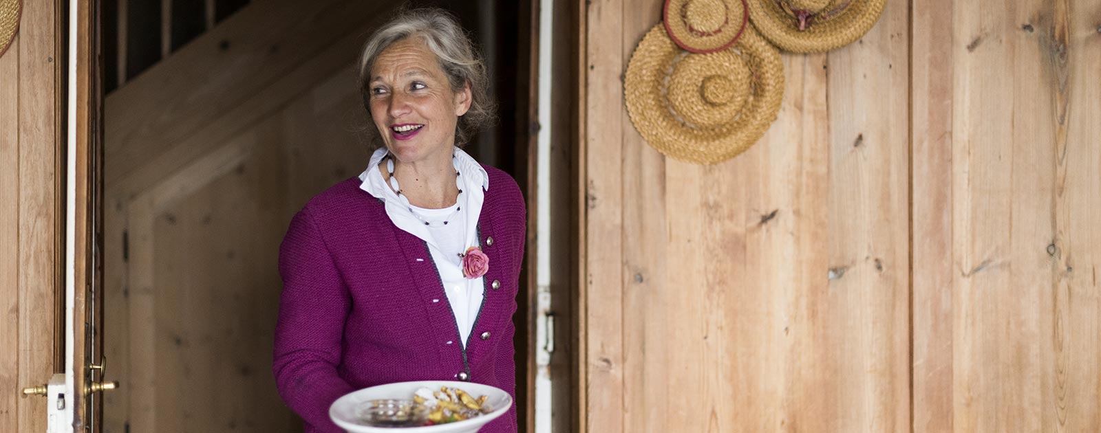 Johanna bringt ihren Gästen ein Gericht