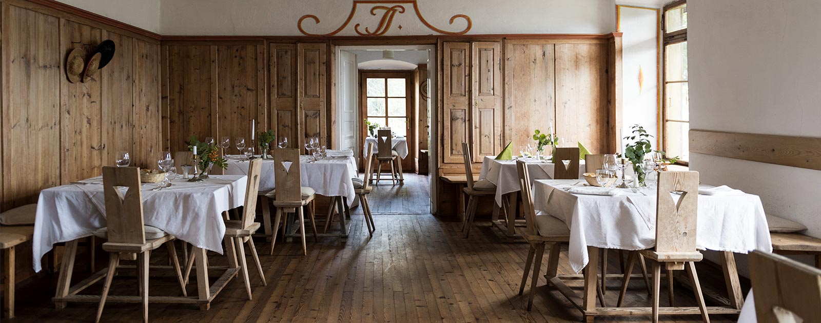 spaziosa sala da pranzo dell'hotel Briol a Barbiano