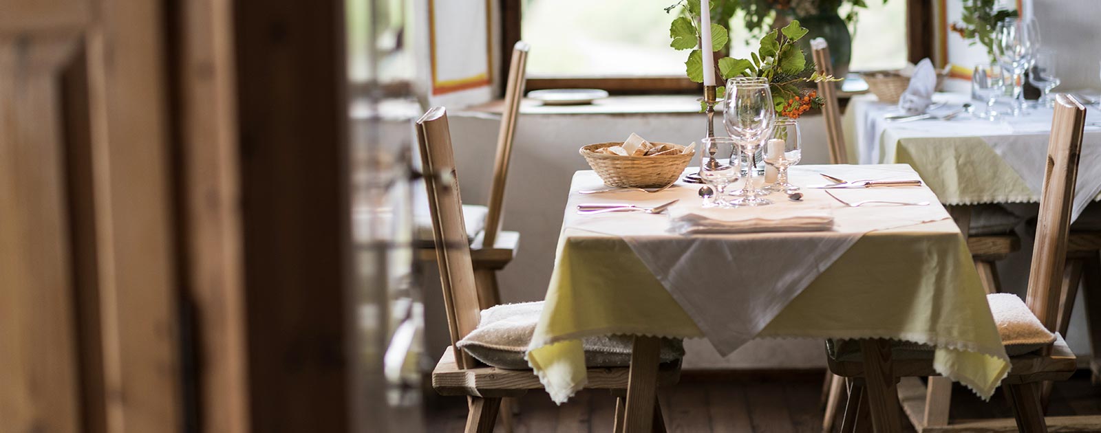 un tavolo apparechiato per pranzo all'hotel Briol a Barbiano