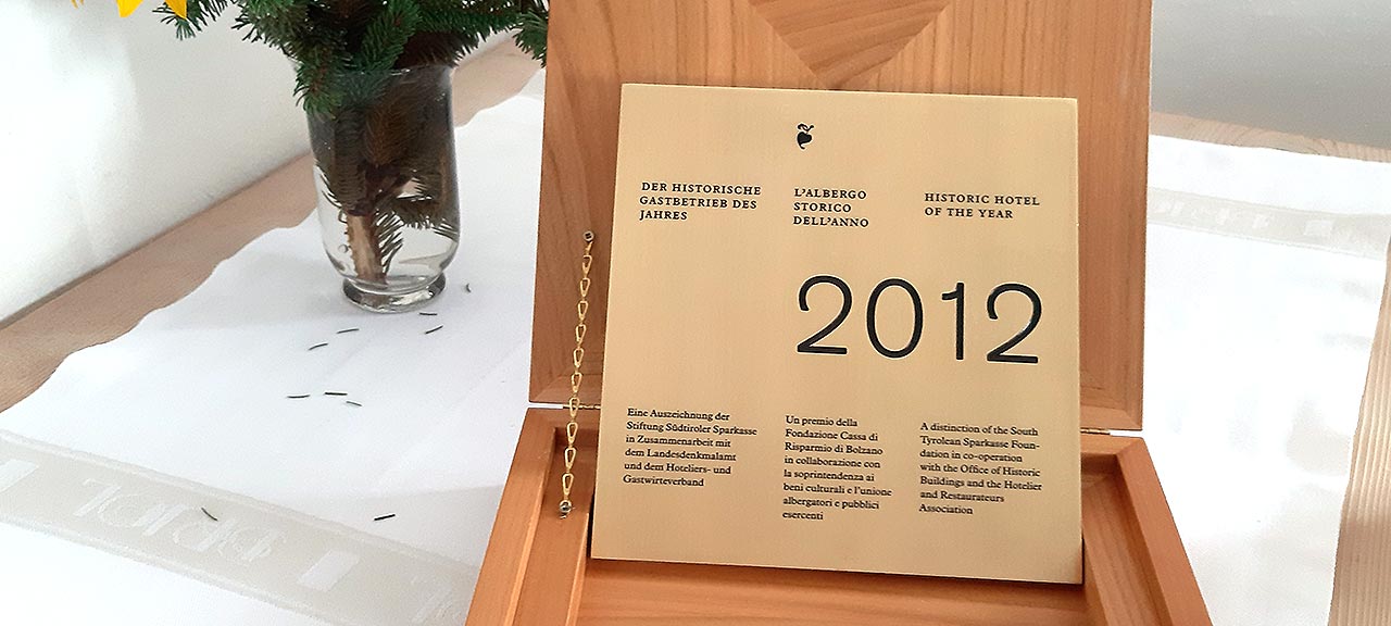 die Auszeichnung "Historischer Gastbetrieb des Jahres 2012" des Briol in Barbian Dreikirchen