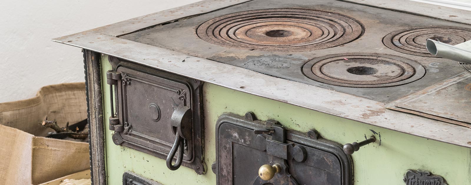 antique wood-burning oven in a room of the house Settari of the hotel Briol