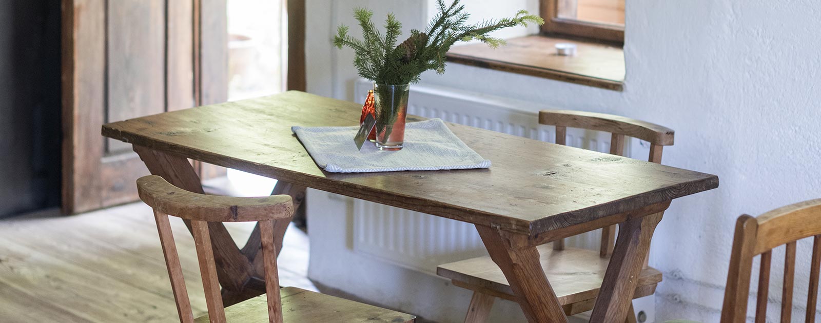 the dining table with decoration in a room in the Settari house of the Briol hotel in Barbiano