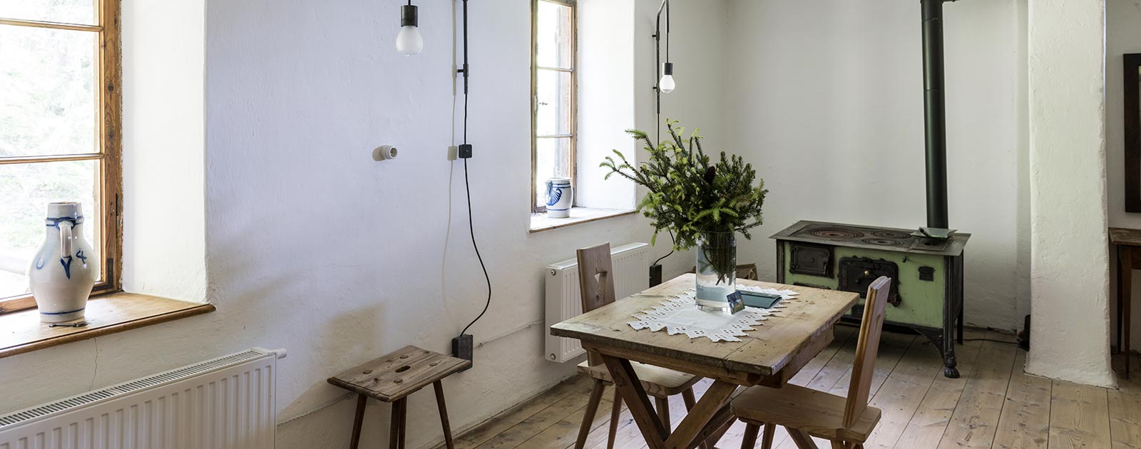 il tavolo da pranzo in una camera della casa Settari dell'hotel Briol a Barbiano