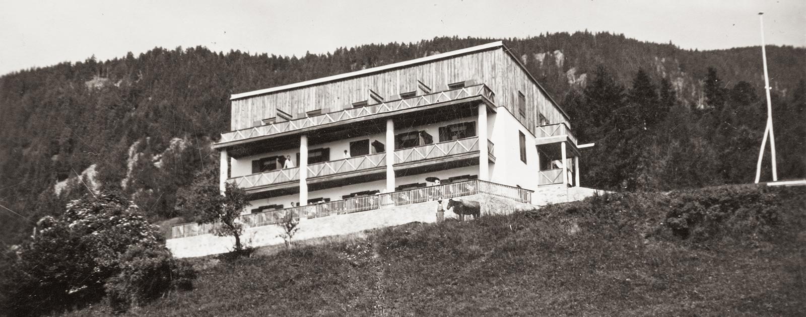 foto in bianco e nero dell'hotel Briol a Barbiano