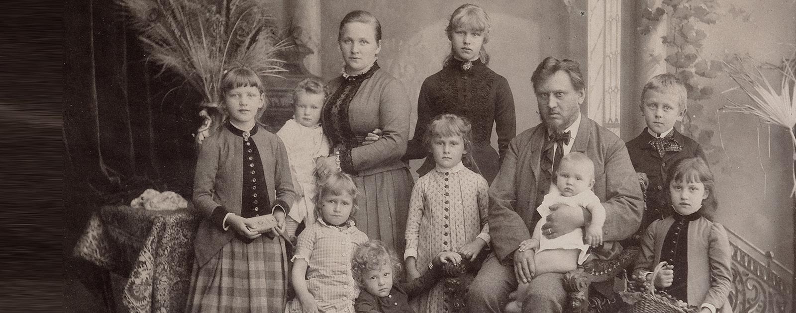 Johanna Settari, the great-grandmother of the current owner of Hotel Briol with her family in a black and white photograph