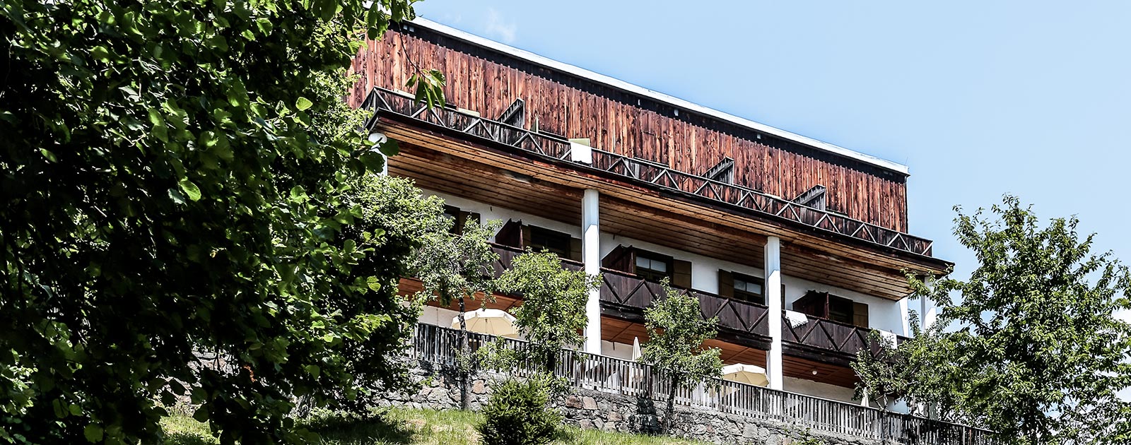 l'hotel Briol a Barbiano visto dall'esterno in estate