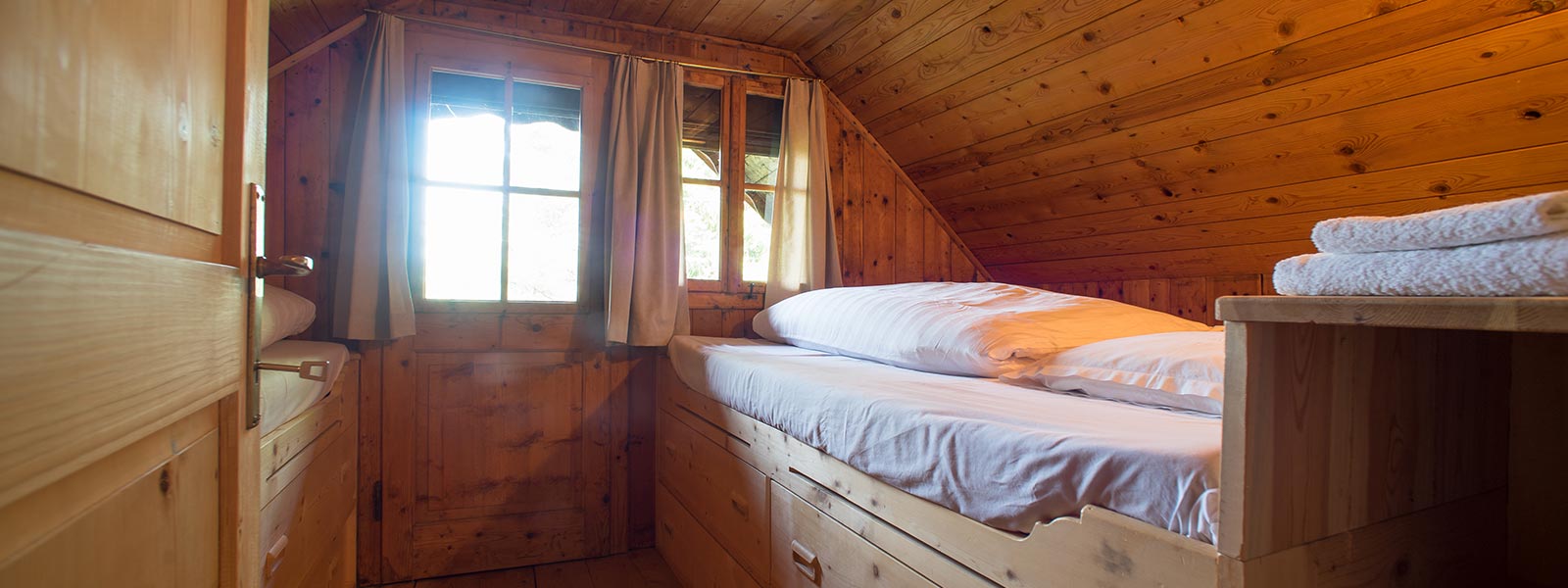 das in Holz eingerichtete Schlafzimmer des Mutterhäusl des Briol in Barbian 