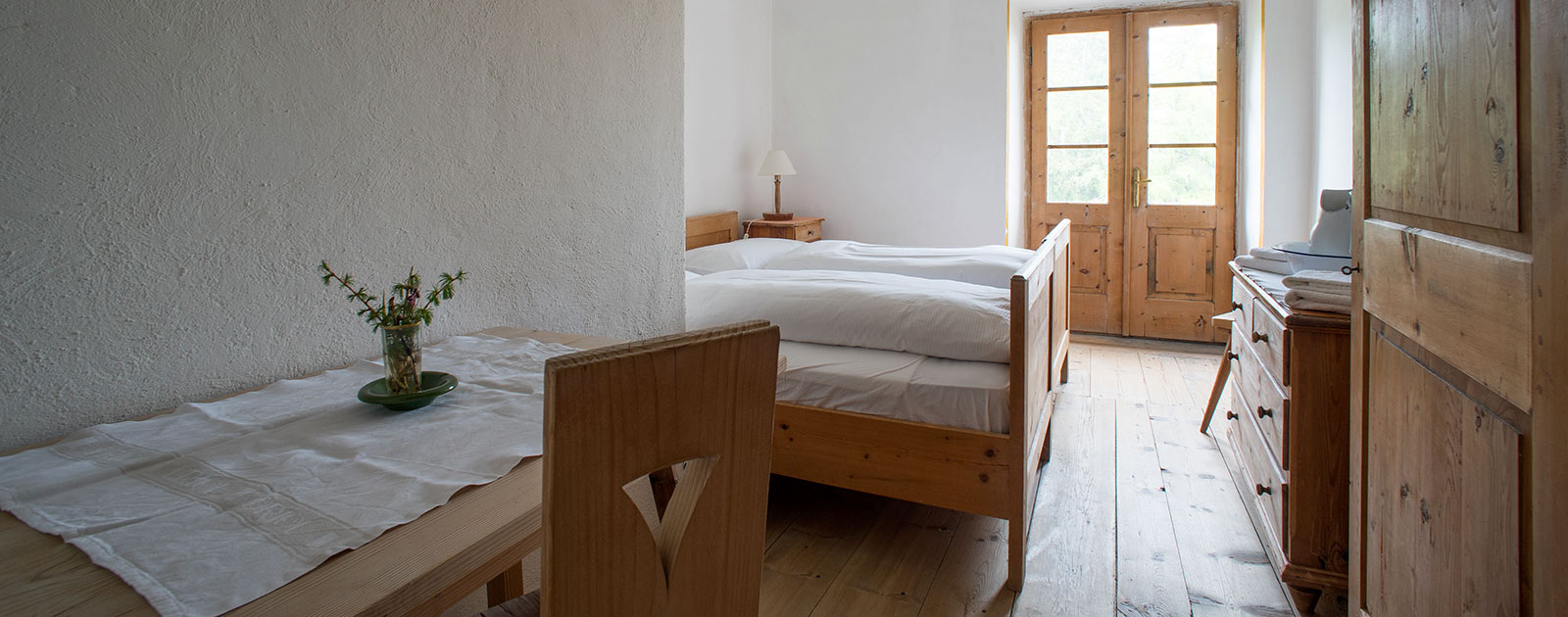 table and bed in a room of Hotel Briol in Barbiano